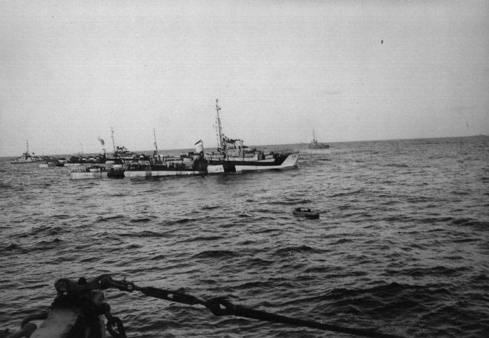 Záchranný člun z U-546, v pozadí torpédoborce, které ponorku dostihly a potopily.