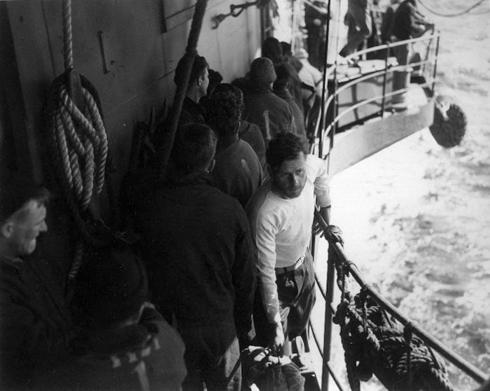 Zajatý Kapitänleutnant Just na palubě USS Bogue.