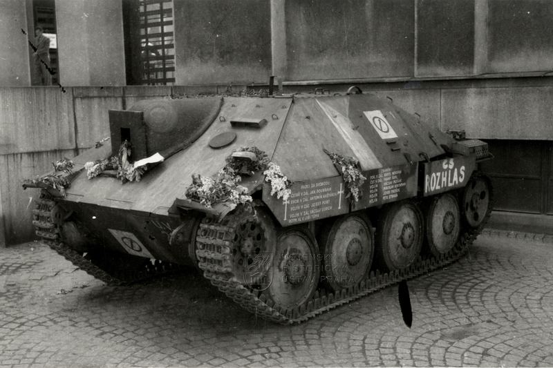 Povstalecký-stíhač-tanků-Hetzer-před-budovou-VHÚ-rok-1946