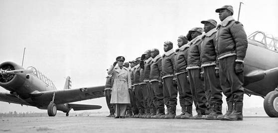( Major James Ellison během své inspekční cesty u první třídy letců z Tuskegee provádějící výcvik )