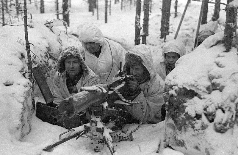 1280px-A_Finnish_Maxim_M-32_machine_gun_nest_during_the_Winter_War