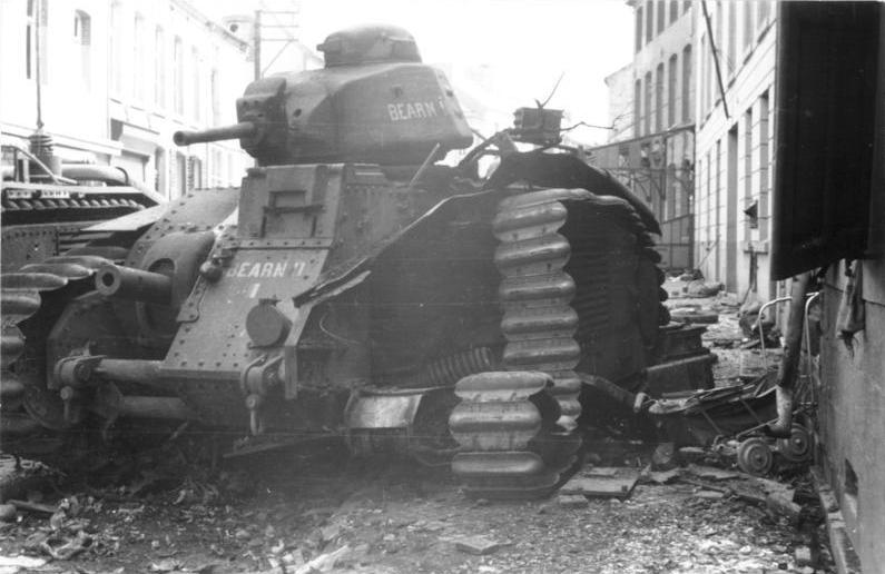 Bundesarchiv_Bild_101I-125-0277-09,_Im_Westen,_zerstörter_französischer_Panzer_Char_B1