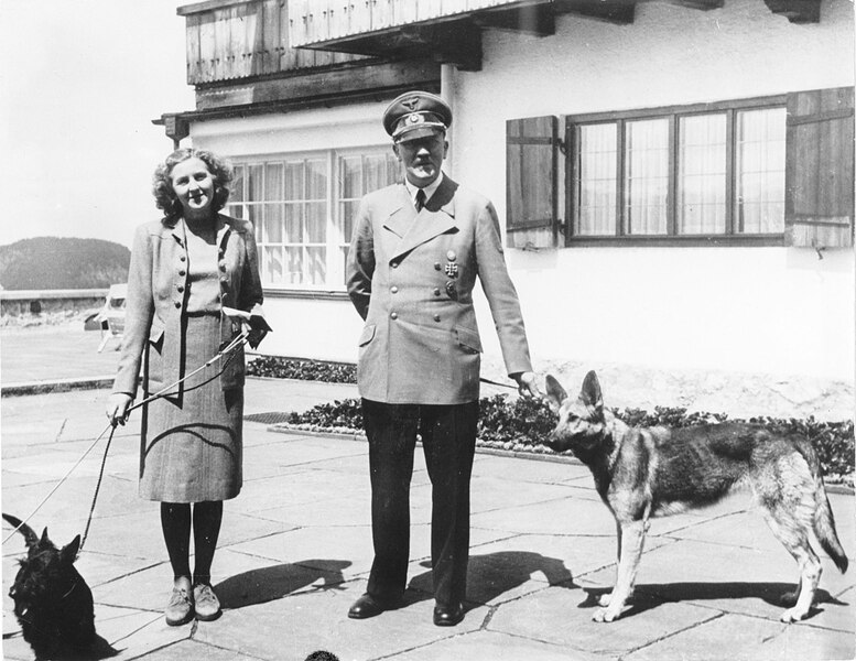 Bundesarchiv_B_145_Bild-F051673-0059,_Adolf_Hitler_und_Eva_Braun_auf_dem_Berghof
