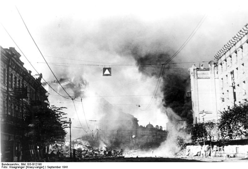Bundesarchiv_Bild_183-B12190,_Kiew,_Brand_in_der_Hauptstraße