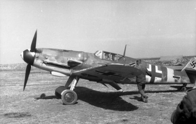 Bundesarchiv_Bild_101I-649-5355-02,_Jagdflugzeug_Messerschmitt_Me_109_auf_Feldflugplatz