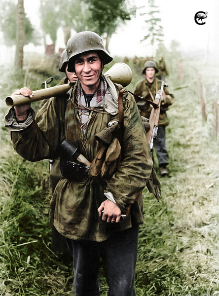 Soldier_with_a_Panzerfaust_from_the_Panzer_Division_Hermann_Göring_smiling_to_the_camera,_Russia,_1944._(37342442900)