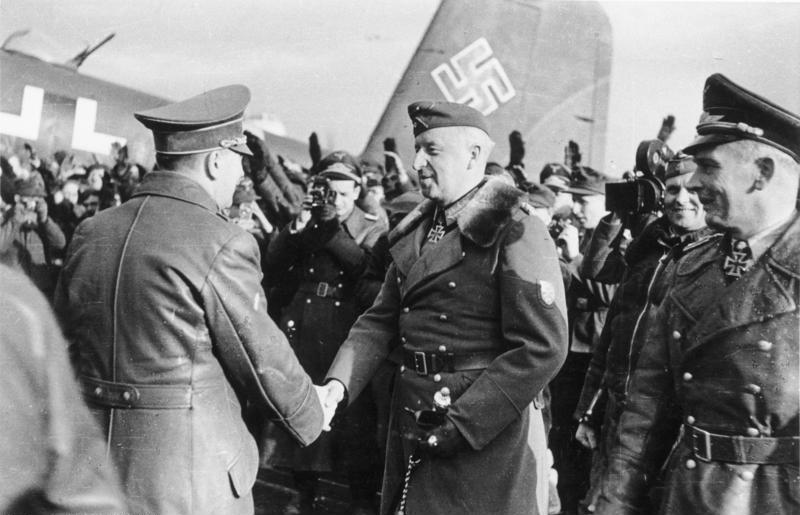 Bundesarchiv_Bild_146-1995-041-23A,_Ostfront,_Adolf_Hitler,_Erich_v._Manstein