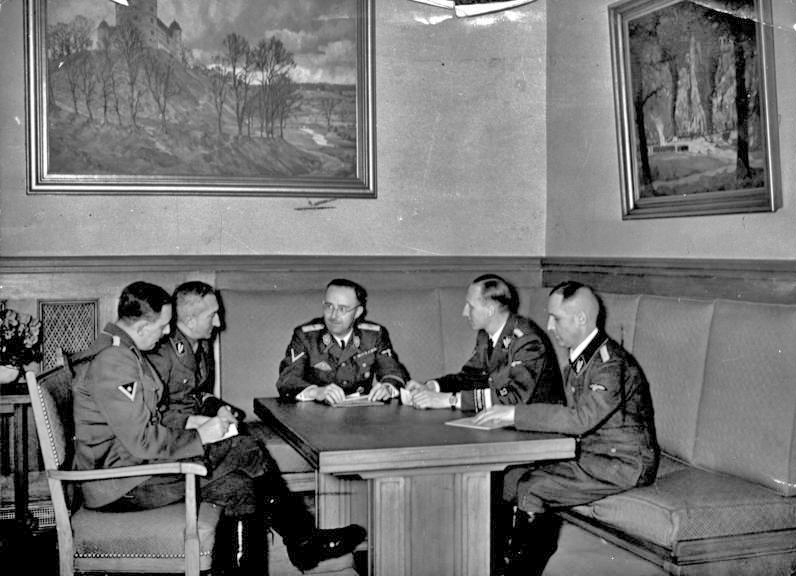 Bundesarchiv_Bild_183-R98680,_Besprechung_Himmler_mit_Müller,_Heydrich,_Nebe,_Huber2
