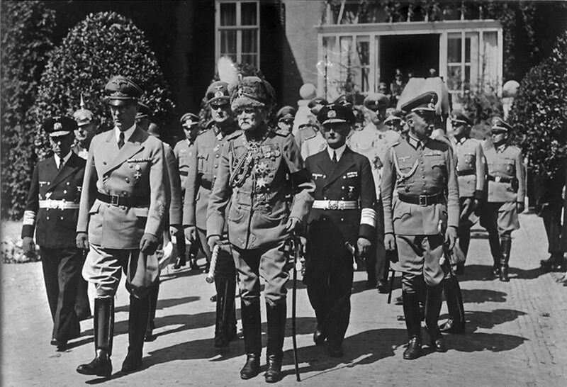 1280px-Bundesarchiv_Bild_183-L19106,_Doorn,_Beisetzung_Kaiser_Wilhelm_II.
