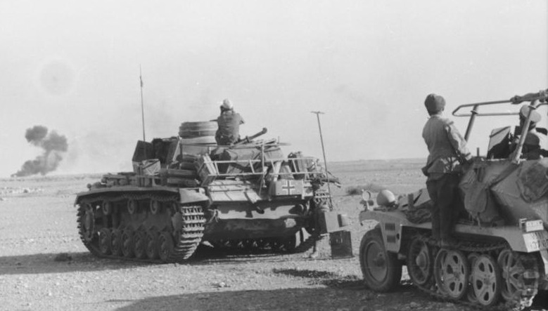 Bundesarchiv_Bild_101I-784-0246-22A,_Nordafrika,_Rommel_im_Befehlsfahrzeug__Greif_