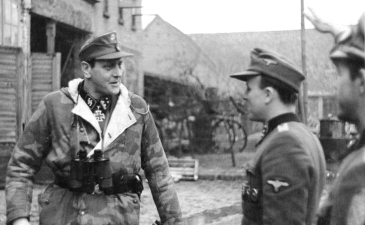 Bundesarchiv_Bild_183-R81453,_SS-Obersturmbannführer_Otto_Skorzeny_an_der_Oder_retouched