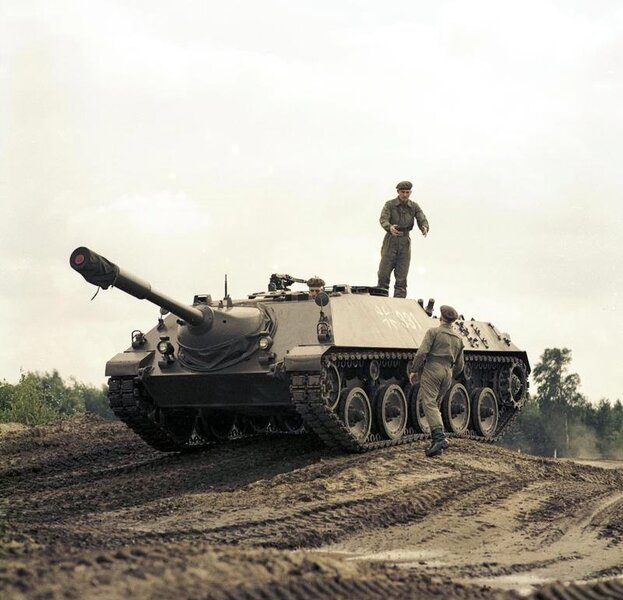 Bundesarchiv_B_145_Bild-F027425-0001,_Kanonenjagdpanzer_(KanJPz)_-_Jagdpanzer_Kanone_90_mm