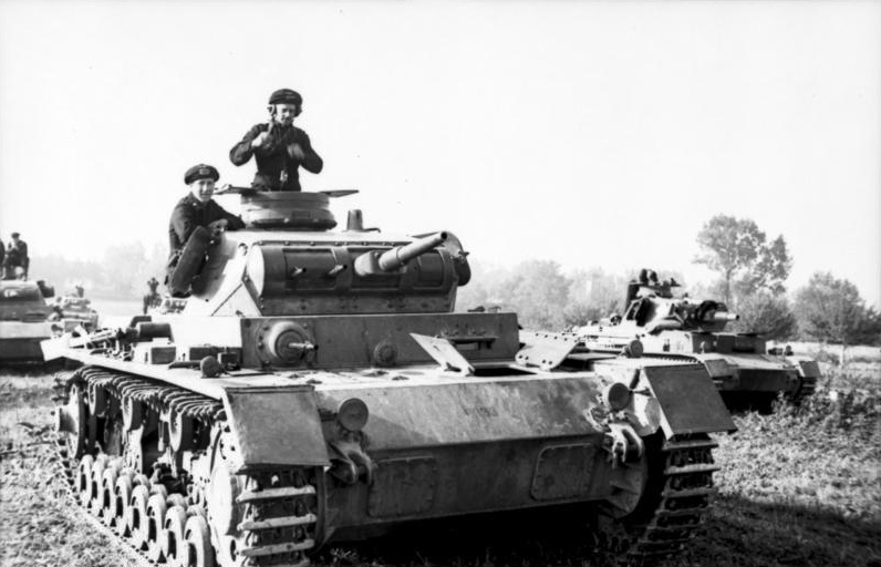 Bundesarchiv_Bild_101I-318-0083-30,_Polen,_Panzer_III_mit_Panzersoldaten