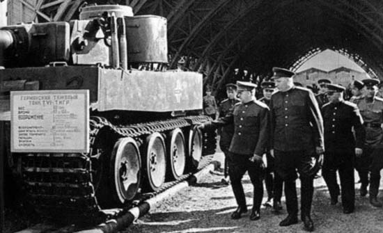 Zhukov_at_the_Tiger_tank