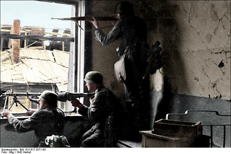 Bundesarchiv_Bild_101I-617-2571-04,_Stalingrad,_Soldaten_beim_Häuserkampf_Recolored