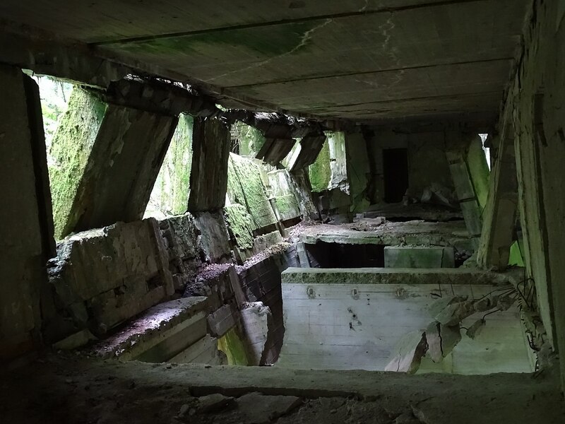 1280px-Foreign_Ministry_Bunker_-_Wolfsschanze_(Wolf's_Lair)_-_Hitler's_Eastern_Headquarters_-_Gierloz_-_Masuria_-_Poland_(28054431296)