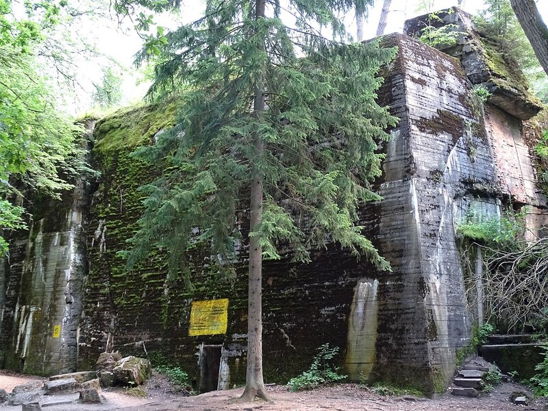 1280px-Hitler's_Bunker_-_Wolfsschanze_(Wolf's_Lair)_-_Hitler's_Eastern_Headquarters_-_Gierloz_-_Masuria_-_Poland_-_01_(28059735955)