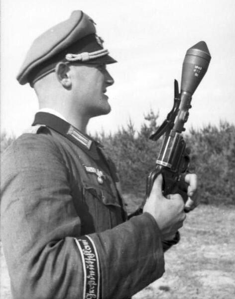 Bundesarchiv_Bild_101I-732-0121-09A,_Russland,_Soldat_der_Division_ Großdeutschland _(cropped) (1)