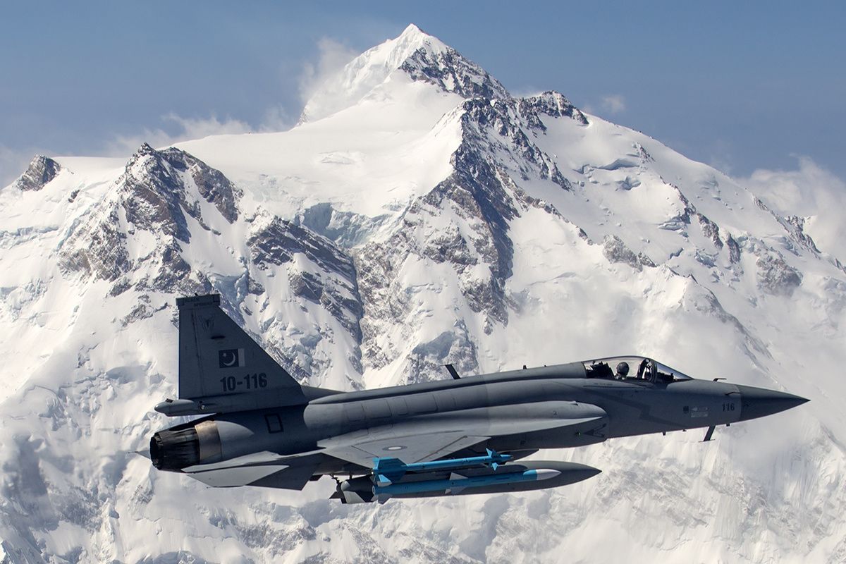 Pakistan_Air_Force_JF-17_Thunder_flies_in_front_of_the_26,660_ft_high_Nanga_Parbat