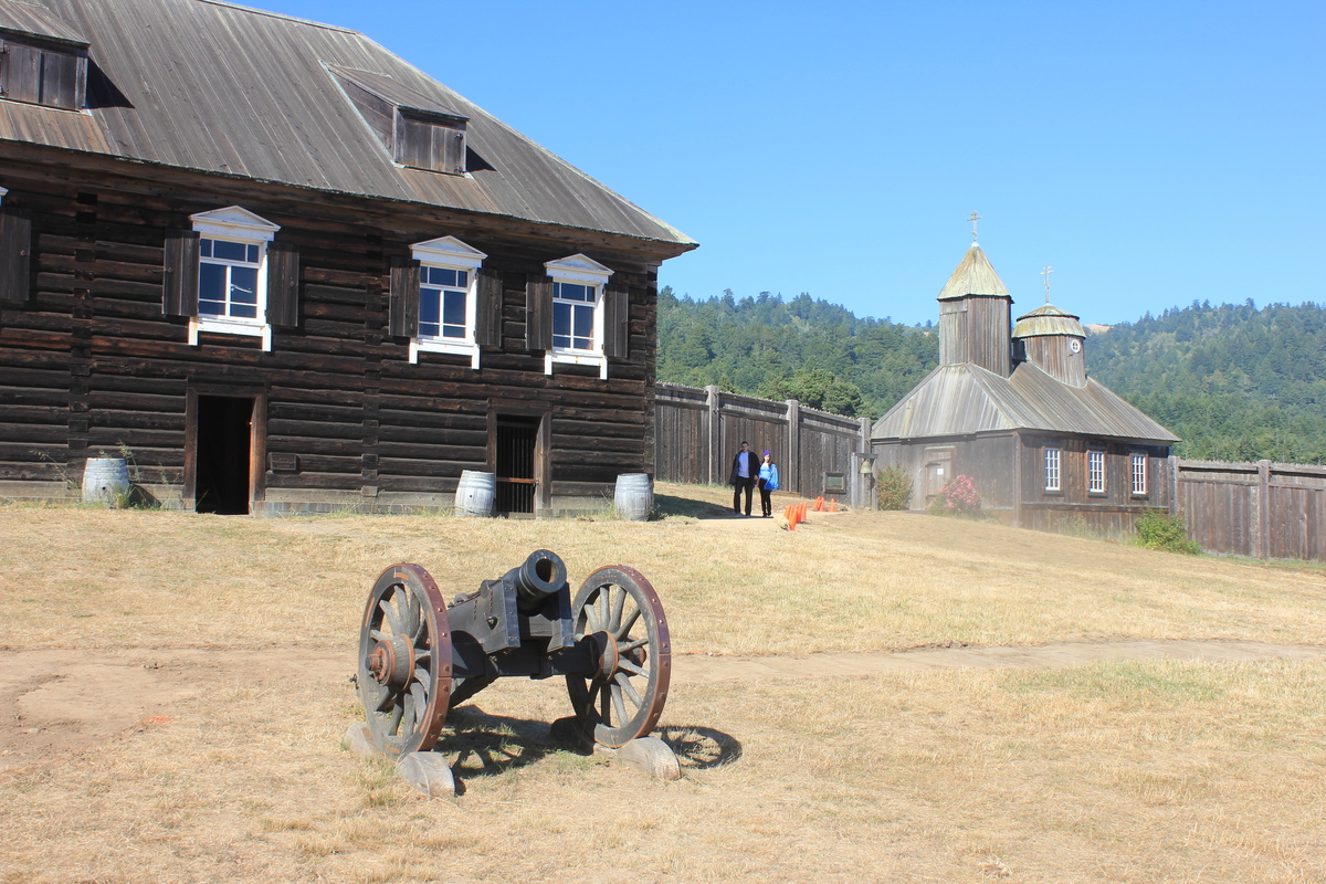A_cannon_on_the_grounds_of_Fort_Ross
