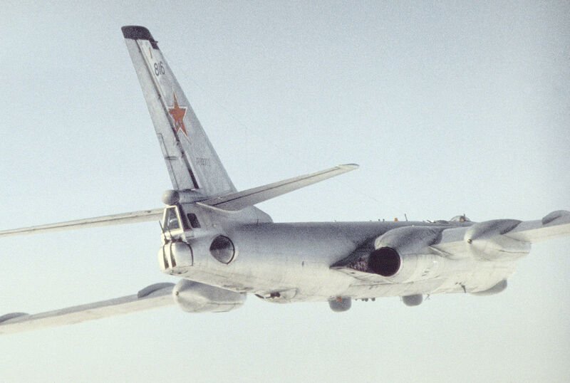 1280px-Tu-16_rear