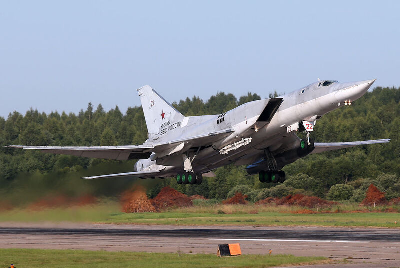 Tupolev_Tu-22M-3_taking_off_from_Soltsy-2
