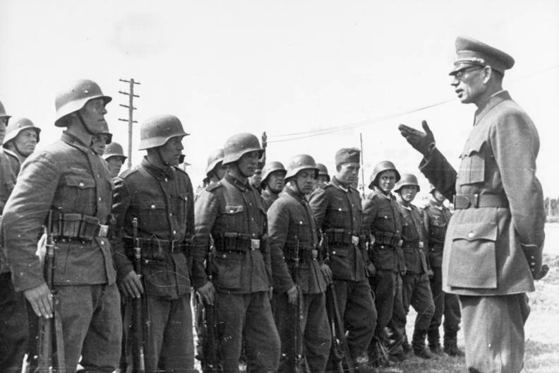 Bundesarchiv_Bild_183-N0301-503,_General_Wlassow_mit_Soldaten_der_ROA