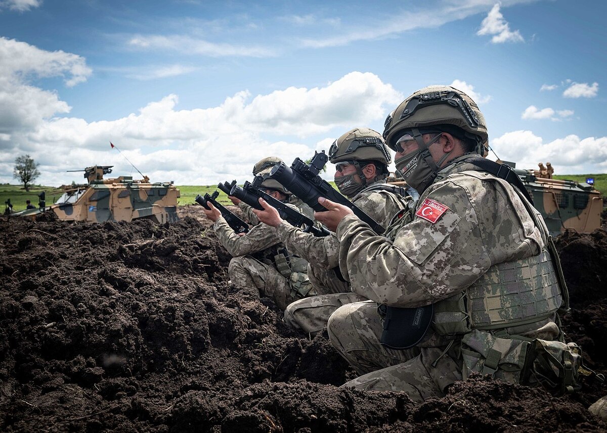Soldiers_from_the_Turkish_Army_SPH_Battalion_conduct_a_live_fire_exercise_with_the_AK40-GL_Bombaatar