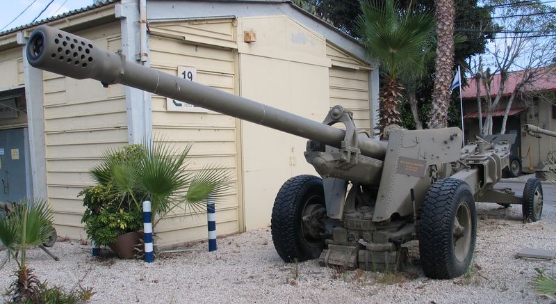 M-46-130mm-gun-batey-haosef-1
