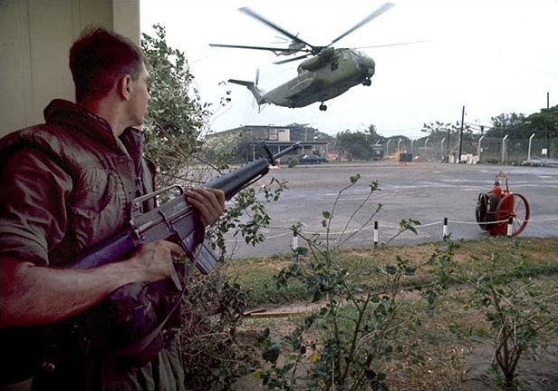 CH-53_landing_at_Defense_Attaché_Office_compound,_Operation_Frequent_Wind