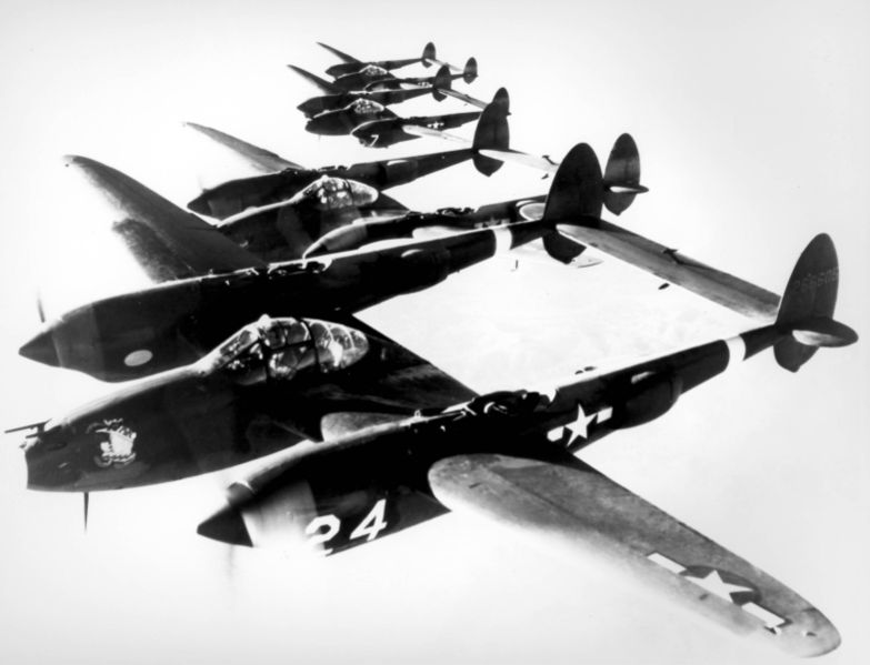 4_Lockheed_P-38_Lightnings_in_formation