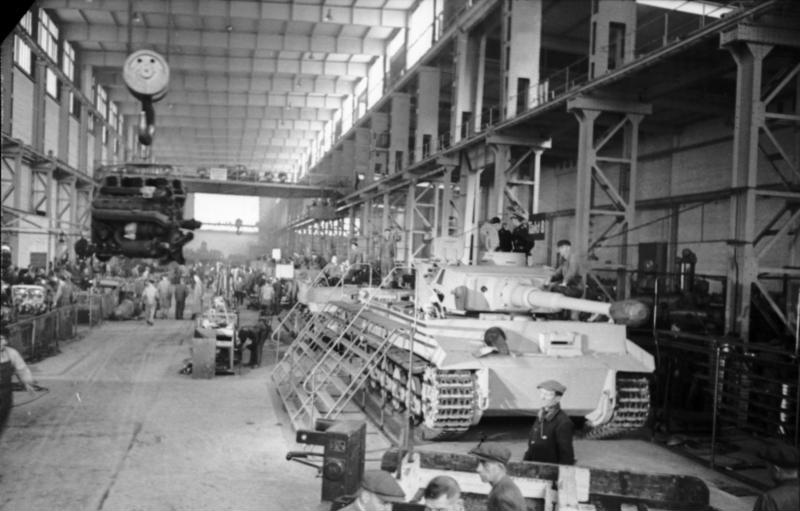 Bundesarchiv_Bild_101I-635-3965-21,_Panzerfabrik_in_Deutschland