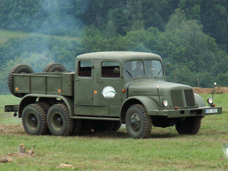 12 - Propagační jízdy provede tahač těžkých přívěsů Tatra 141