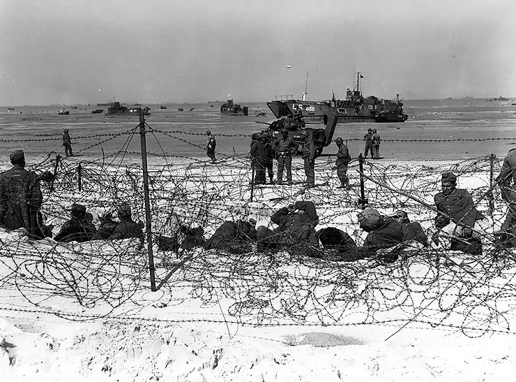 German_prisoners_of_war_in_a_barbed-wire_enclosure_on_Utah_Beach