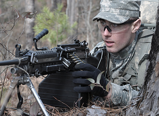 SAW---M249-(v-roce-1994-brýle-povinné-nebyly)