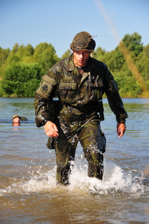 Voják hlídky ze 102.pzpr po překonání vodního toku.