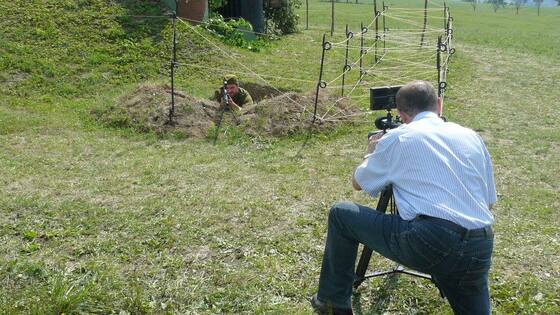 střelec v okopu pro lehký kuloment při natačení dokumentu foto Zdeněk Jenčík