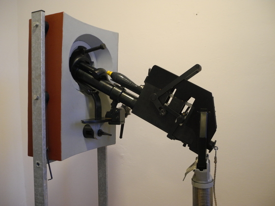 2 - Zbraň U zalafetovaná ve střílně pěchotního zvonu - celkový pohled z levé strany - v expozici tvrze Hůrka