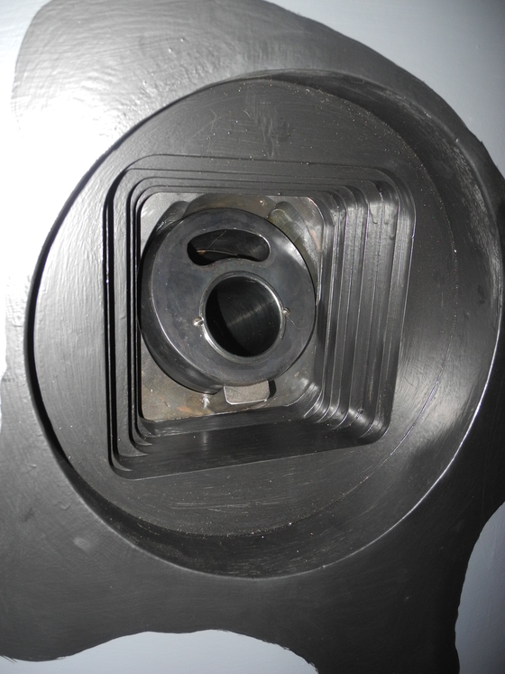 3 - Zbraň U - čelní deska ve střílně pancéřového zvonu - dole ústí minometu - nahoře ústí plynové trubice - v expozici tvrze Hůrka