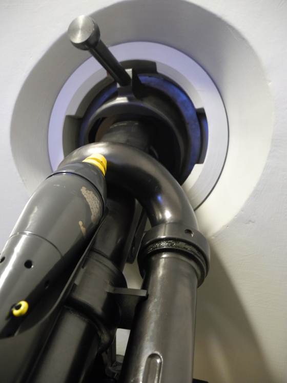 4 - Zbraň U - detail přední části zbraně zalafetované ve střílně pancéřového zvonu - mina je položena v nabíjecím žlabu - v expozici tvrze Hůrka