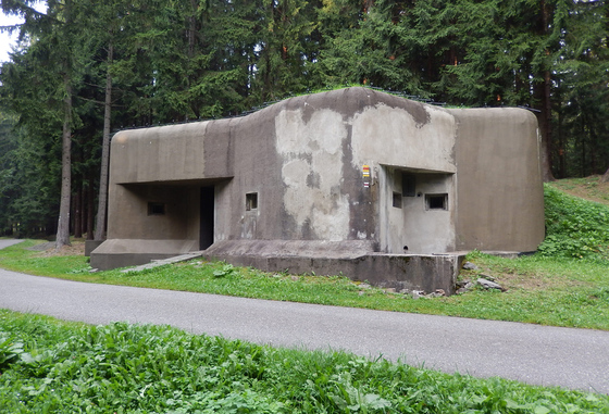 6 - Pěchotní srub R - S 72 Nízká - pohled na týlovou a pravou stranu objektu