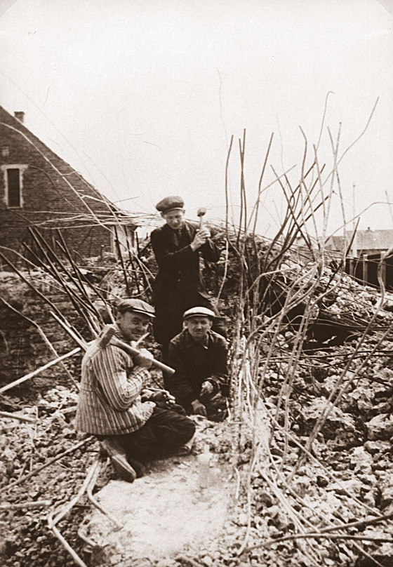 A4_30_druzecLikvidace řopíku č.30 v úseku A4 foto R. Lášek Pražská čára, Fortprint 1995