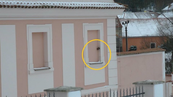 pevnůstka vestavěná do barokního mlýna v Sazené v označeném okně je zazděná střílna, patrný je  zbytkem periskopu čouhajícího ze zdi foto Tomáš Halanič