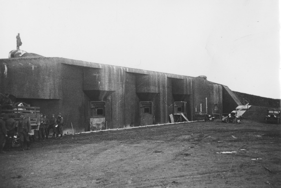 I-2 Pohled na srub K - Bg - S 11 v říjnu 1938 v době,kdy se zde nalézala ještě řada pozůstatků po činnosti čs. armády.