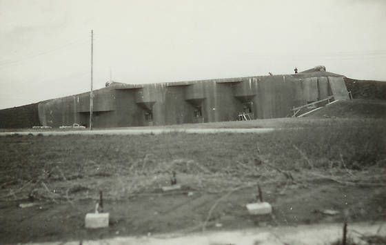 I-3 Celkový pohled na srub K - Bg - S 11 pořízený od obvodové překážky v říjnu 1938.
