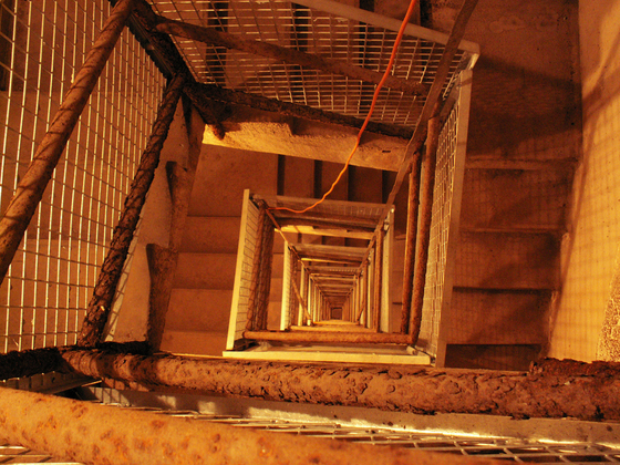II-10 Schodištní šachta vedoucí do podzemí tvrze má 285 schodů. Překonává výškový rozdíl cca 51 m.