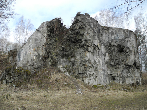 II-2 Čelní stěna s věží pro levý pancéřový pechotní zvon. V tomto místě se potkávají šrámy z doby okupace s poválečným ničením při trhání pancéřových prvků.