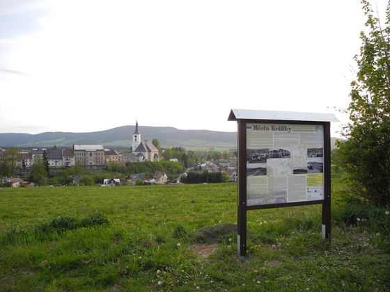 U výhledu na město Králíky stojí informační tabule ukazující na mapách i fotografiích hustotu a mohutnost zdejšího opevnění