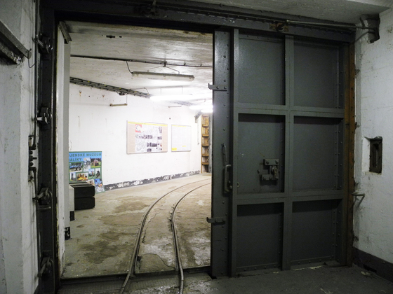 11 - POSUVNÁ VRATA V ČÁSTEČNĚ OTEVŘENÉ POLOZE - UNIKÁTNÍ EXPONÁT VE SRUBU K - S 12a.