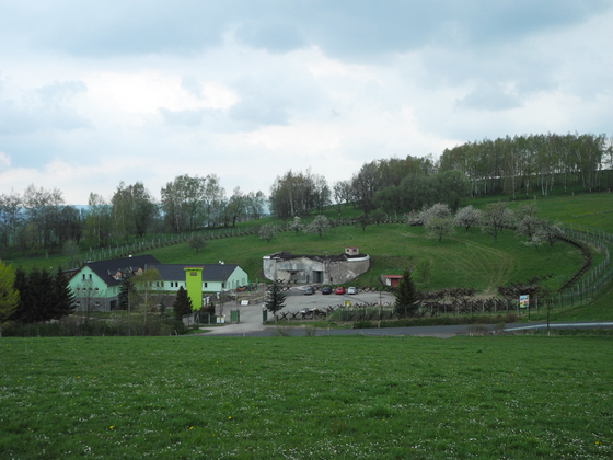 7 - VELKÁ PRCOVNÍ AKCE O VELIKONOCÍCH LETOŠNÍHO ROKU PŘIBLÍŽILA VSTUPNÍ AREÁL TVRZE HŮRKA O KOUSEK JEHO PŮVODNÍ PODOBĚ.